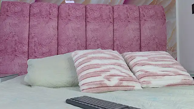 emmacurvy online show from March 17, 2026, 3:11 am