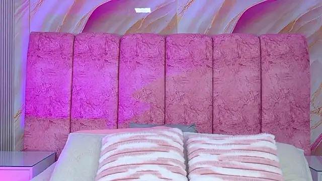 emmacurvy online show from March 22, 2026, 3:54 am