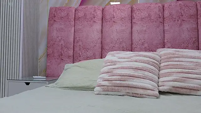 emmacurvy online show from March 29, 2026, 3:17 am