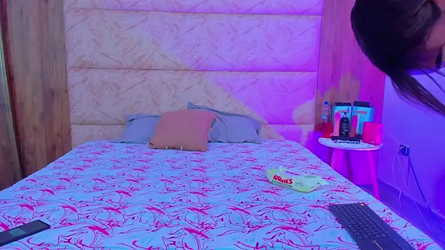 AbrilPeach online show from September 10, 2025, 4:23 am