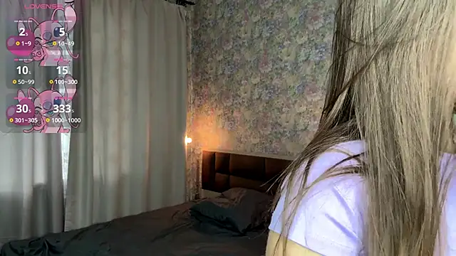 LoraDavi online show from April 14, 2026, 7:14 am