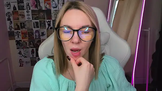 NessaDiazz online show from October 5, 2025, 1:15 am