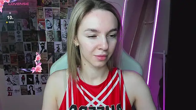 NessaDiazz online show from November 4, 2025, 1:05 am