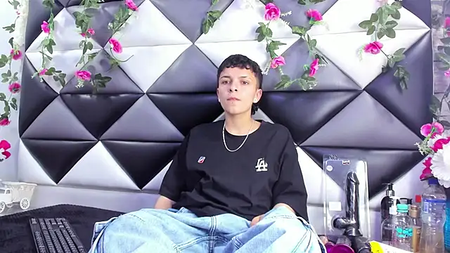 Megan Thompson  online show from November 26, 2025, 2:12 am