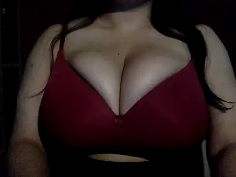 Snapshot of LittleHeartss chatting on October 22, 2025, 10:20 pm LittleHeartss online show from October 22, 2025, 10:20 pm