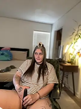Snapshot of Alix_Valentine chatting on April 19, 2026, 6:10 pm Alix Valentine online show from April 19, 2026, 6:10 pm