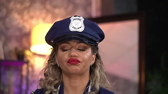 AlmaVelia online show from December 13, 2025, 10:26 pm