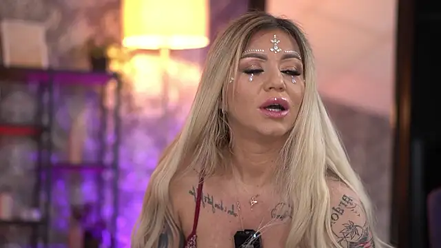 Snapshot of AlmaVelia chatting on January 17, 2026, 10:24 pm AlmaVelia online show from January 17, 2026, 10:24 pm