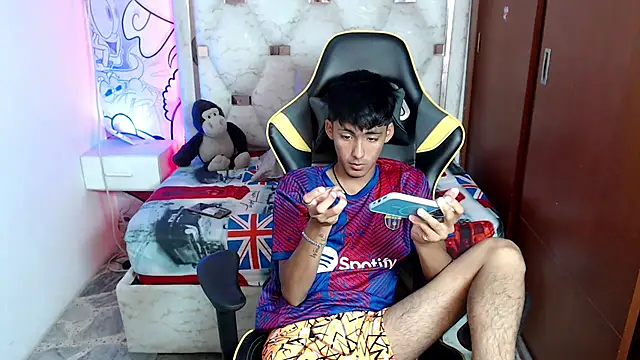 Snapshot of yiisu_ chatting on October 8, 2025, 12:14 pm yiisu online show from October 8, 2025, 12:14 pm