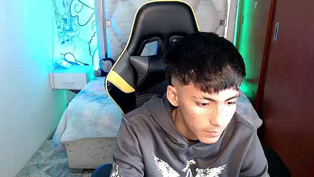 Snapshot of yiisu_ chatting on October 18, 2025, 12:17 pm yiisu online show from October 18, 2025, 12:17 pm