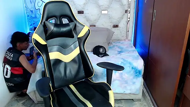 Snapshot of yiisu_ chatting on October 27, 2025, 6:12 pm yiisu online show from October 27, 2025, 6:12 pm