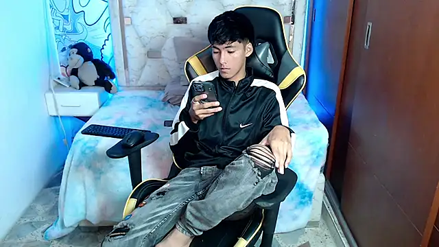 Snapshot of yiisu_ chatting on November 4, 2025, 12:15 pm yiisu online show from November 4, 2025, 12:15 pm