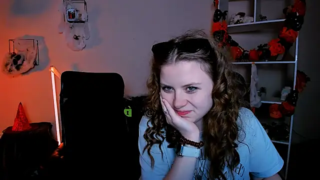 foxy tease  online show from October 22, 2025, 10:42 pm