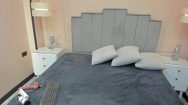 gabriela lux online show from October 25, 2025, 12:02 pm