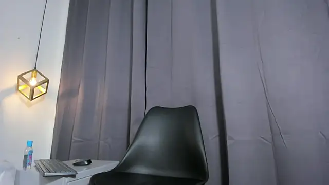 lianfox  online show from October 25, 2025, 12:56 pm