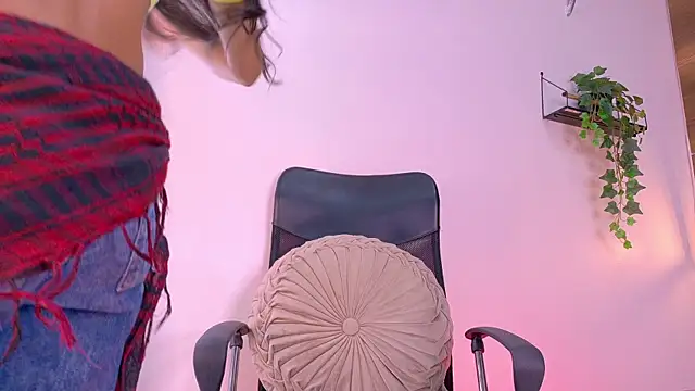 TiffValentinee  online show from October 13, 2025, 7:58 pm