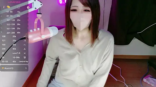 Snapshot of ema_ch2525 chatting on November 4, 2025, 1:21 pm ema ch2525 online show from November 4, 2025, 1:21 pm