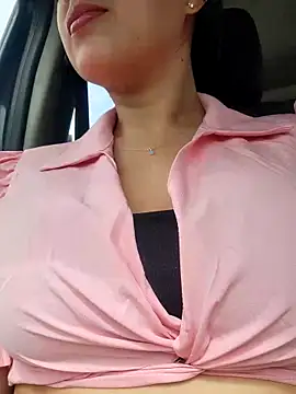 CrisMarulanda online show from October 14, 2025, 2:51 pm