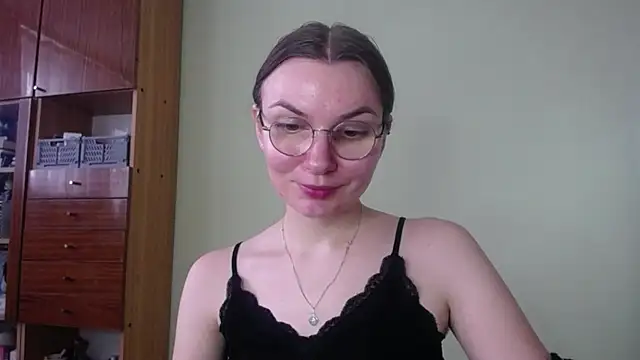 Snapshot of LooveELLYx chatting on December 6, 2024, 11:00 am LooveELLYx online show from December 6, 2024, 11:00 am