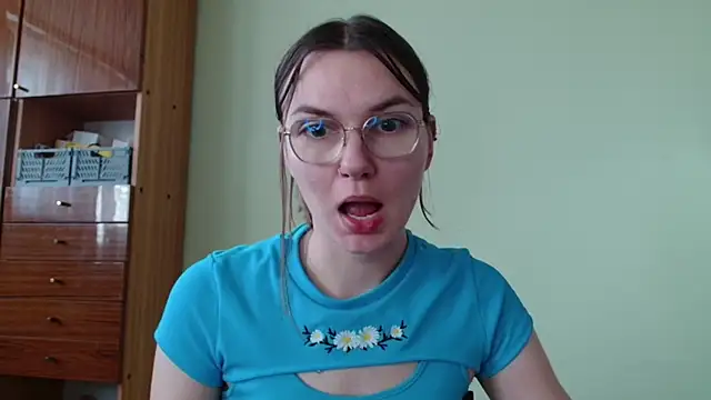 Snapshot of LooveELLYx chatting on October 10, 2025, 6:34 am LooveELLYx online show from October 10, 2025, 6:34 am