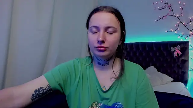 Snapshot of LilaVame chatting on September 30, 2025, 12:43 pm LilaVame online show from September 30, 2025, 12:43 pm