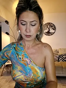 CelynaRoss online show from September 30, 2025, 8:41 am