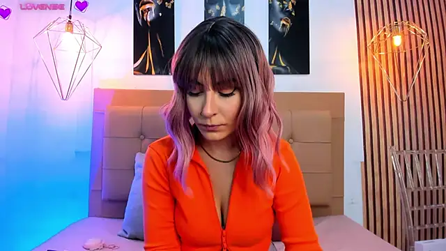 alesziarose online show from September 29, 2025, 7:19 pm