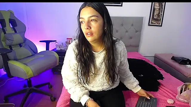 Esmeraldaa- online show from October 4, 2025, 4:32 am