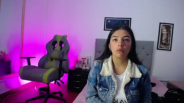 Esmeraldaa- online show from October 22, 2025, 4:24 am