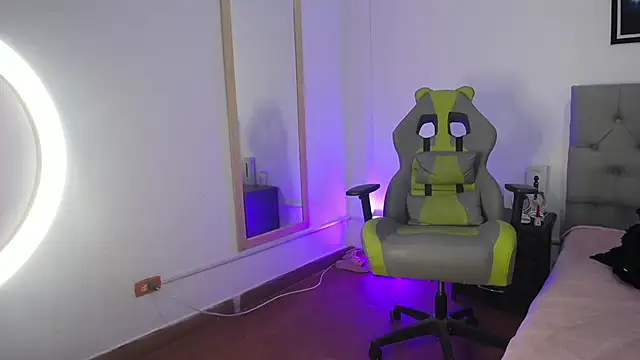 Esmeraldaa- online show from October 31, 2025, 3:51 am