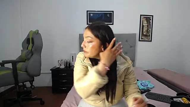 Esmeraldaa- online show from November 11, 2025, 4:01 am