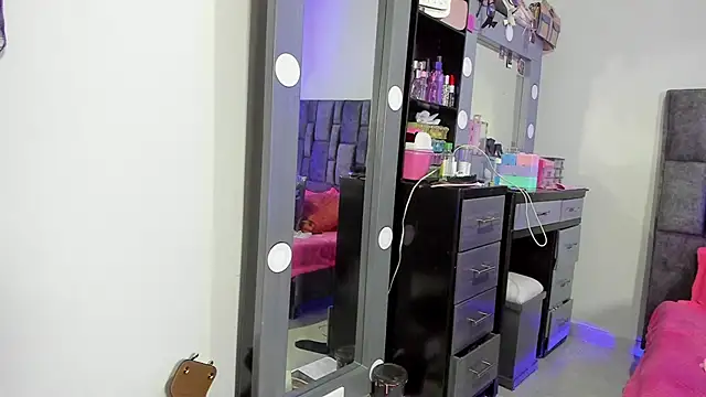 Esmeraldaa- online show from December 5, 2025, 5:27 am