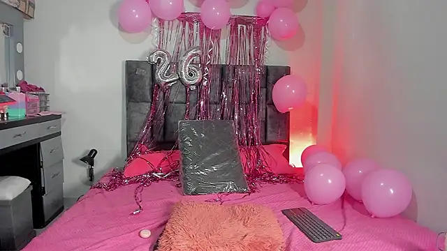 Esmeraldaa- online show from February 12, 2026, 4:07 am