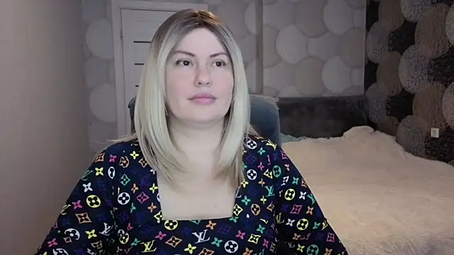 Snapshot of CrystallKiss chatting on November 24, 2025, 12:10 am CrystallKiss online show from November 24, 2025, 12:10 am