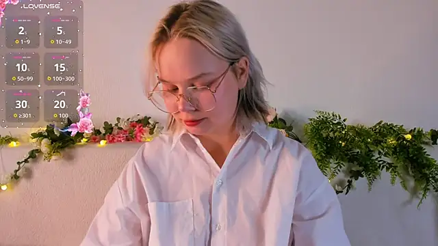 girlllsooft online show from October 3, 2025, 5:32 pm