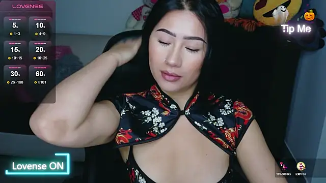 evelyn ch  online show from October 28, 2025, 10:52 am