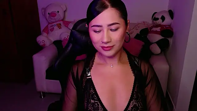 evelyn ch  online show from November 11, 2025, 11:10 am