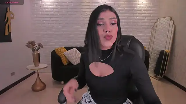 SarahYates online show from November 21, 2025, 4:22 am