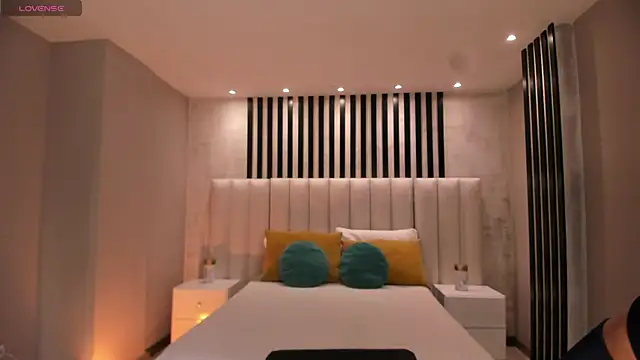 IsabellaMoreau online show from October 16, 2025, 7:59 pm