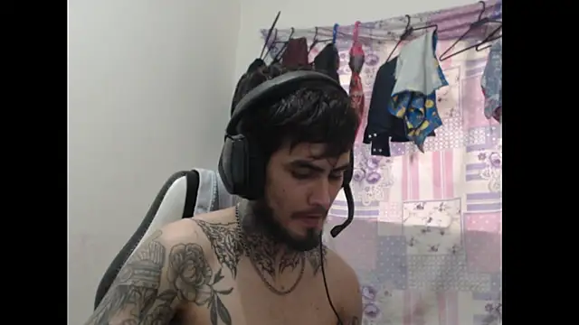 Cuteboyhotbig online show from October 16, 2025, 9:49 pm