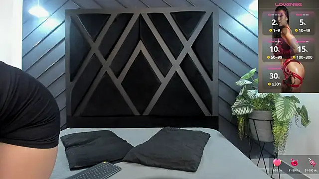 zoe martins  online show from November 13, 2025, 5:23 pm