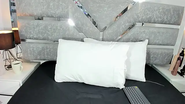 Karla-Lin online show from October 27, 2025, 1:04 pm