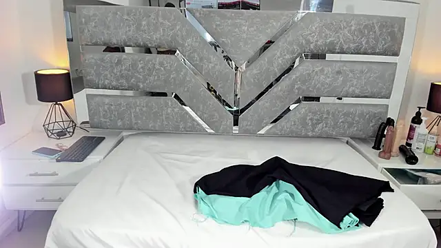 Karla-Lin online show from November 1, 2025, 12:40 pm