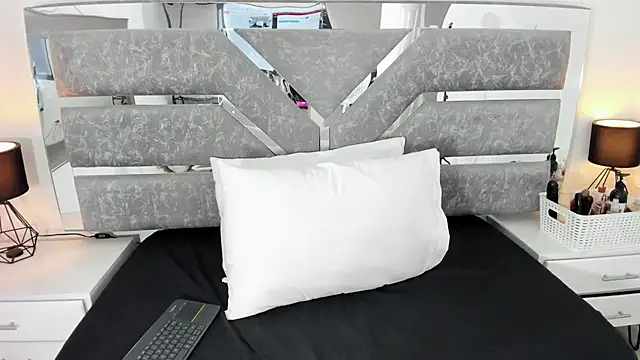 Karla-Lin online show from November 3, 2025, 12:17 pm