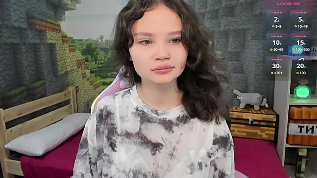 EmilyChaves online show from October 14, 2025, 5:58 pm