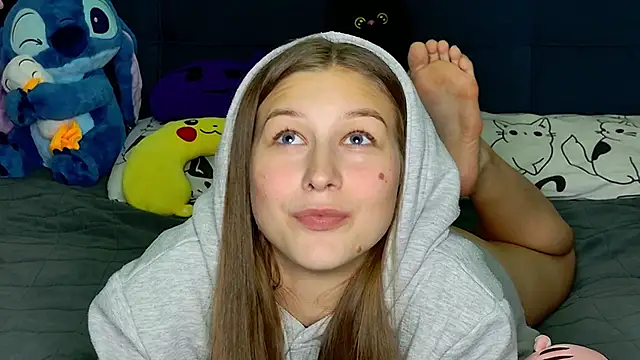 MissEmilyMiller online show from December 1, 2025, 6:13 pm