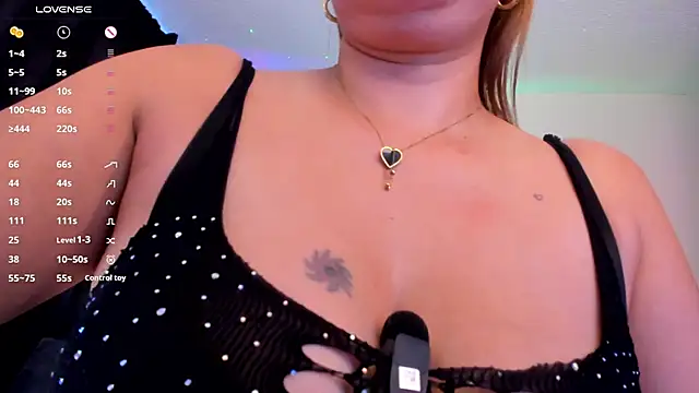 Snapshot of luciamature_ chatting on October 15, 2025, 8:53 pm luciamature online show from October 15, 2025, 8:53 pm