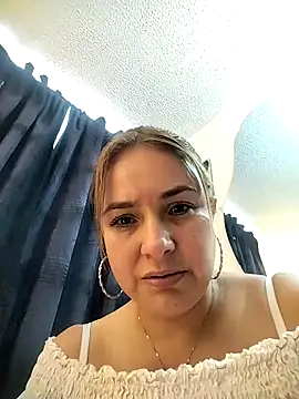 Snapshot of luciamature_ chatting on February 5, 2026, 9:41 pm luciamature online show from February 5, 2026, 9:41 pm