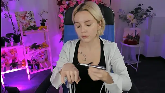 AuroraWrenfield online show from November 27, 2025, 4:25 am