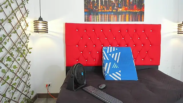 carolinacrus01 online show from October 9, 2025, 1:20 pm